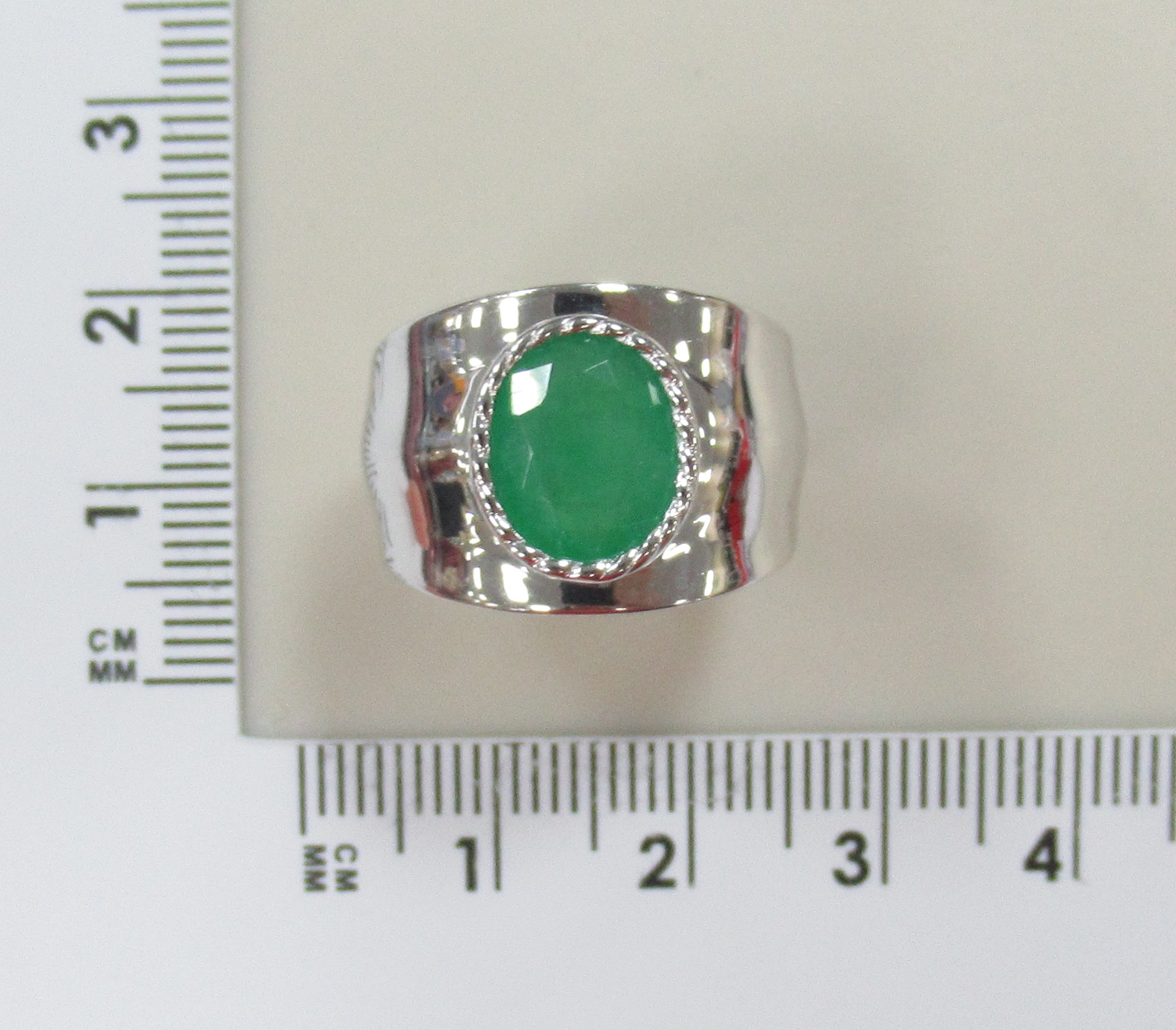 Серебряное кольцо с изумрудом